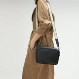 Bolso LOLA CASADEMUNT Bandolera Monograma Efecto Piel Negro