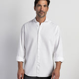 Camisa BOSTON de Algodón y Tencel Tintada Blanco, vista frontal sobre modelo