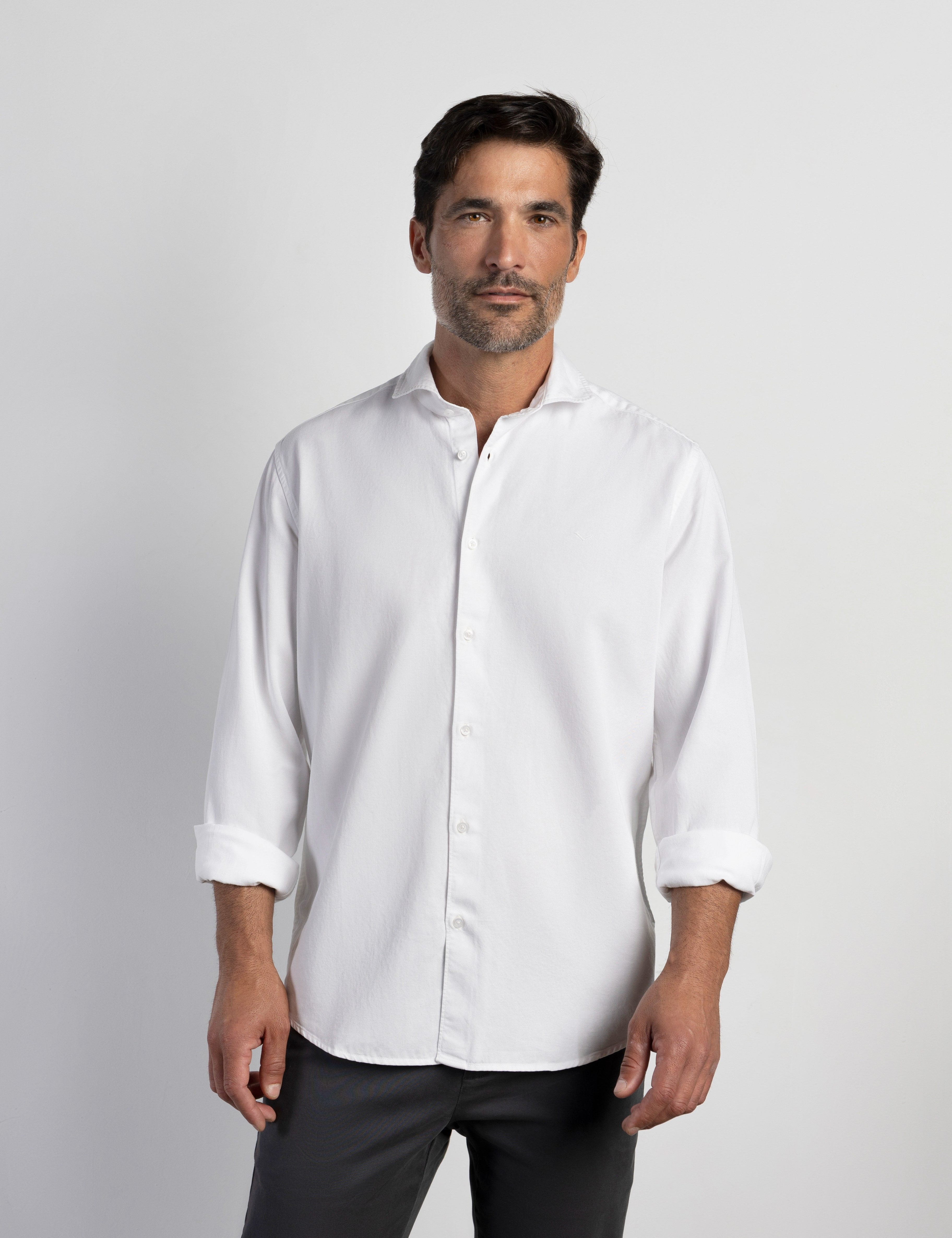 Camisa BOSTON de Algodón y Tencel Tintada Blanco, vista frontal sobre modelo