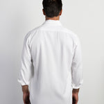 Camisa BOSTON de Algodón y Tencel Tintada Blanco, vista posterior sobre modelo