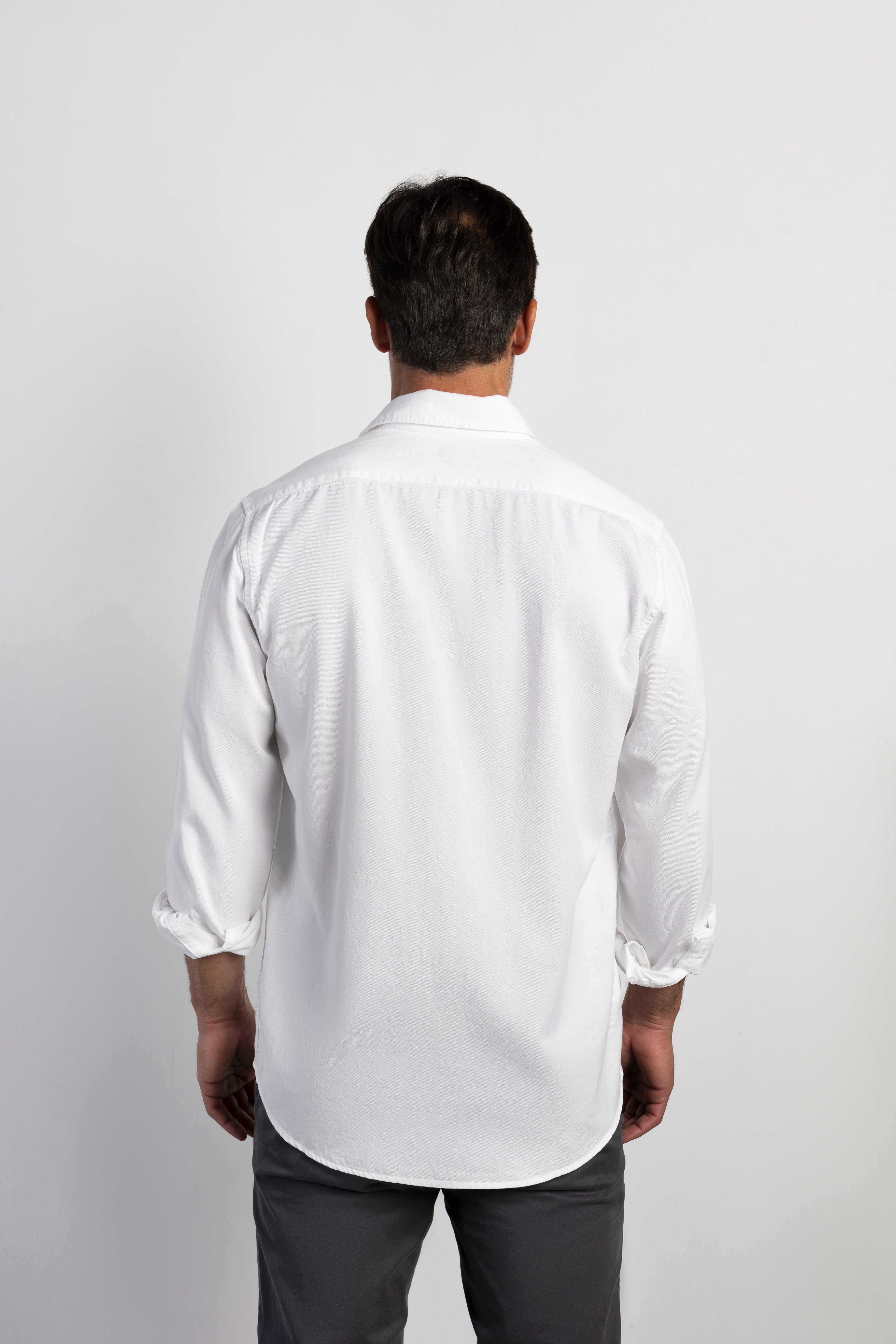 Camisa BOSTON de Algodón y Tencel Tintada Blanco, vista posterior sobre modelo