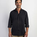 Camisa Boston de Algodón y Tencel Tintada Azul Marino, vista frontal sobre modelo
