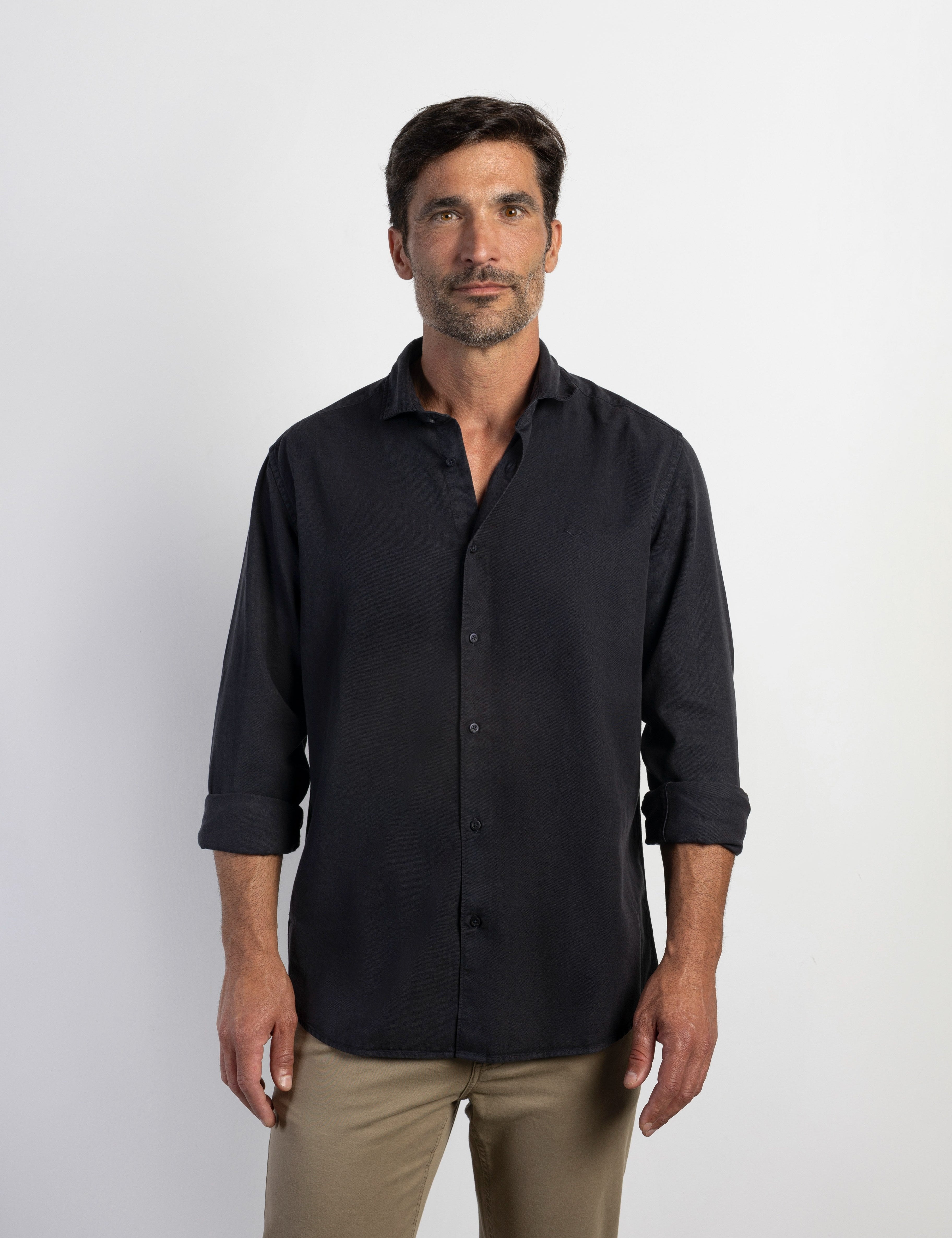 Camisa Boston de Algodón y Tencel Tintada Azul Marino, vista frontal sobre modelo
