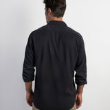 Camisa Boston de Algodón y Tencel Tintada Azul Marino, vista posterior sobre modelo
