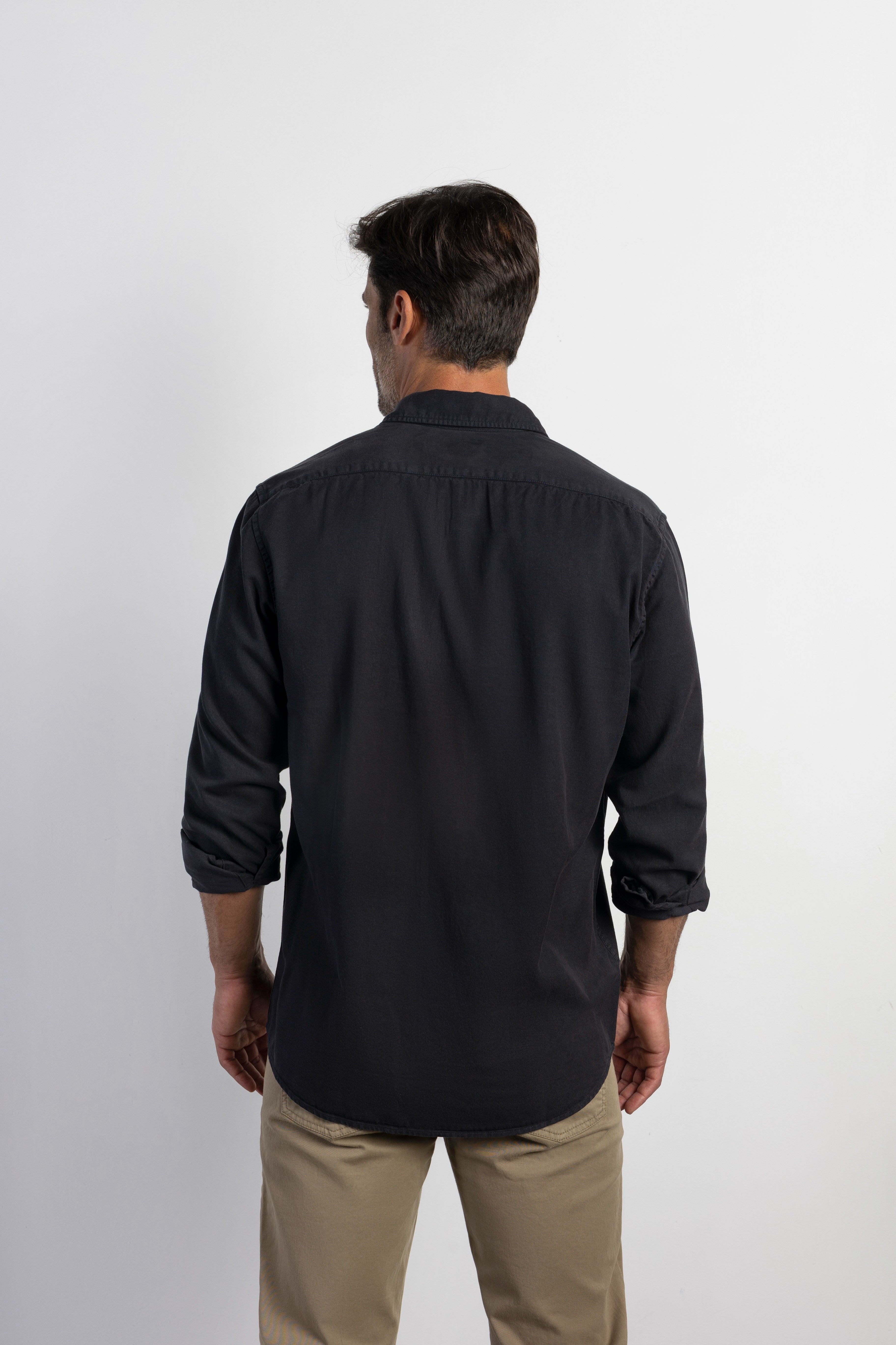 Camisa Boston de Algodón y Tencel Tintada Azul Marino, vista posterior sobre modelo