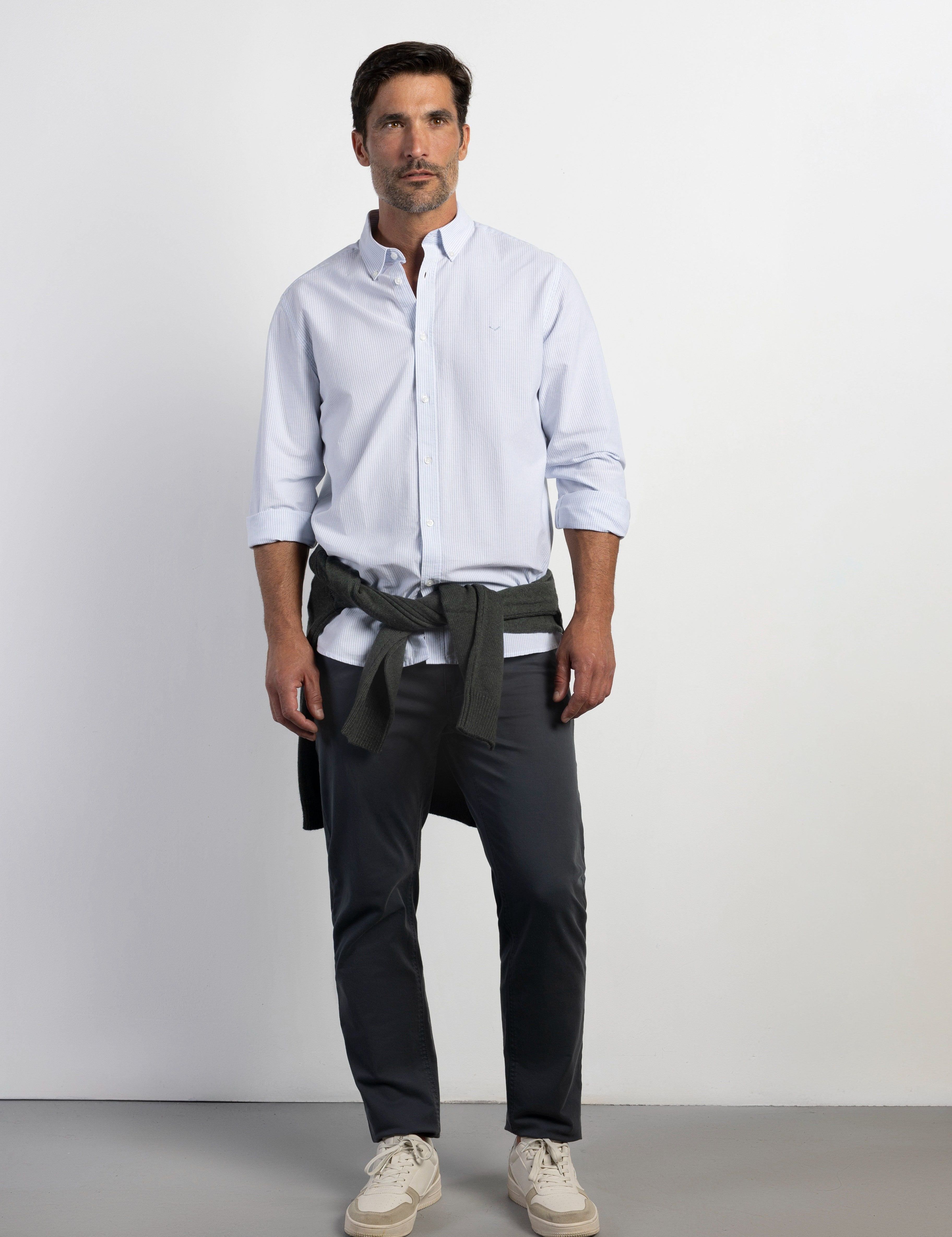 Pantalón BOSTON Ringo de Sarga 5 Bolsillos Índigo, vista frontal sobre modelo