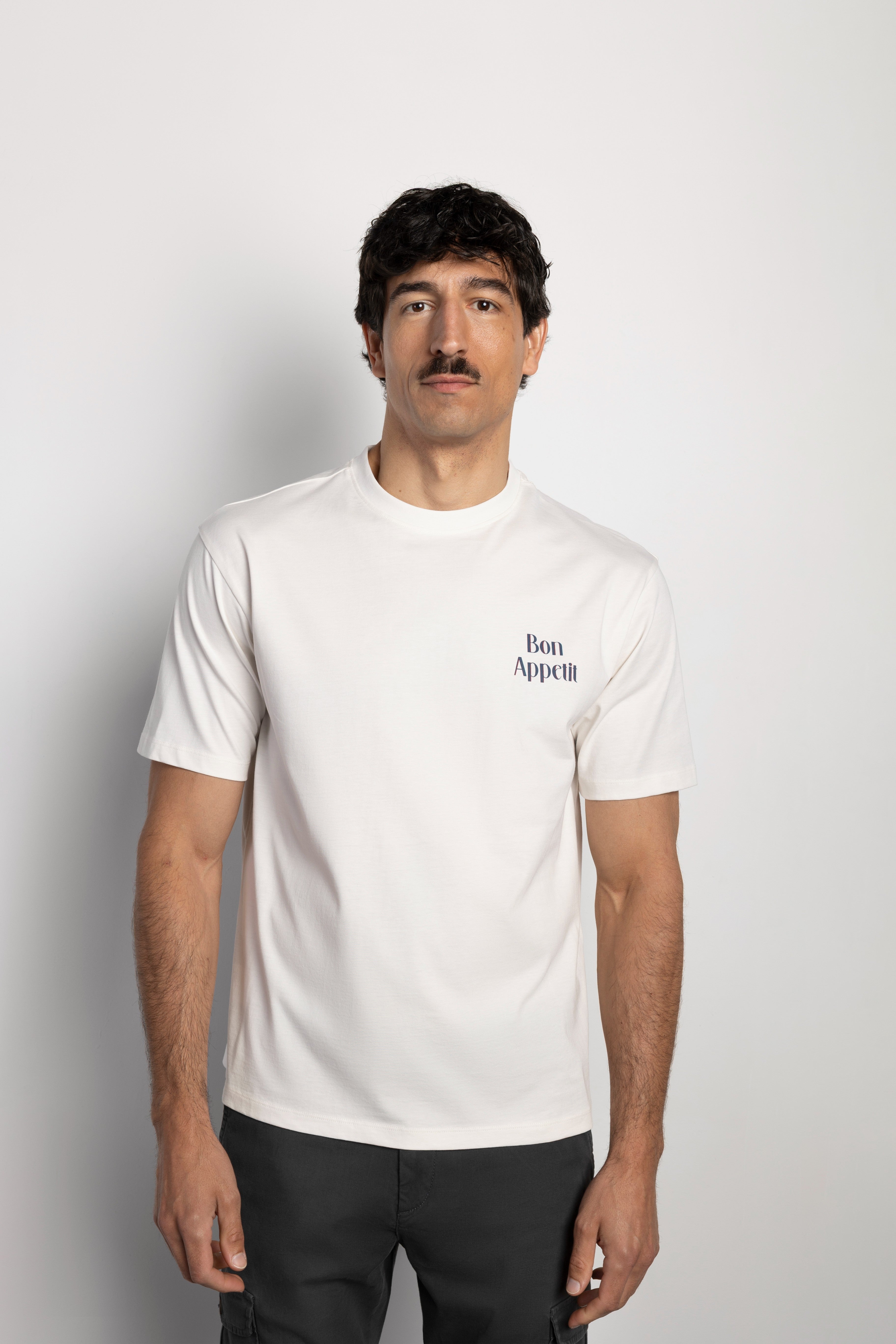 Camiseta Boston Bon Appétit Blanco Roto, modelo vista trasera