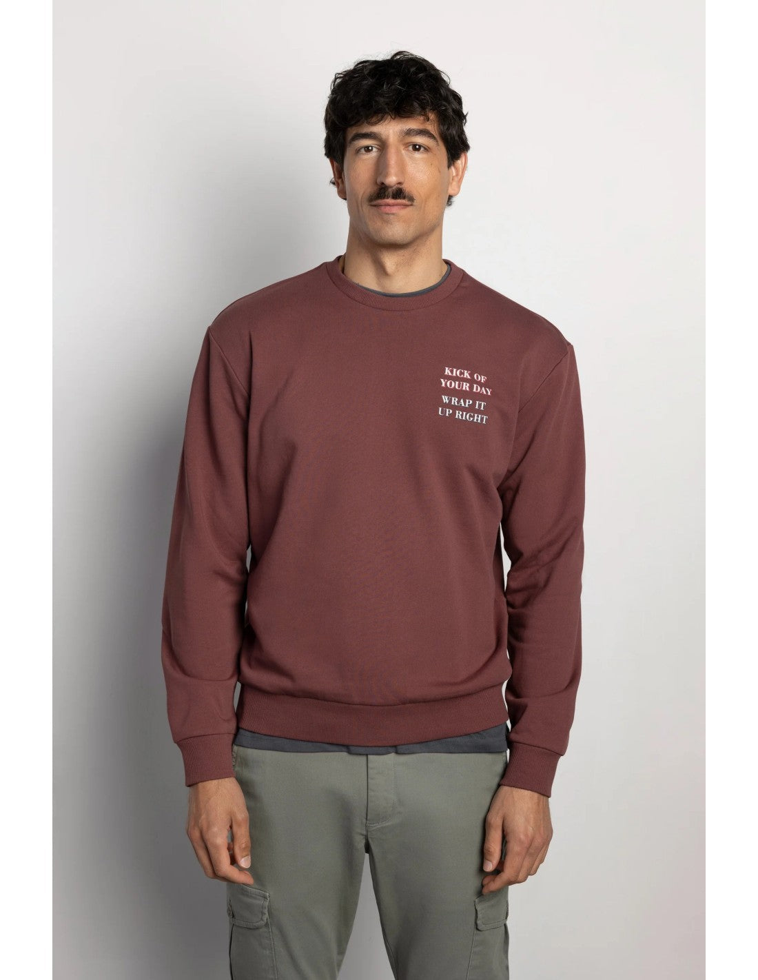 Sudadera Boston AM PM Granate Claro, modelo vista frontal