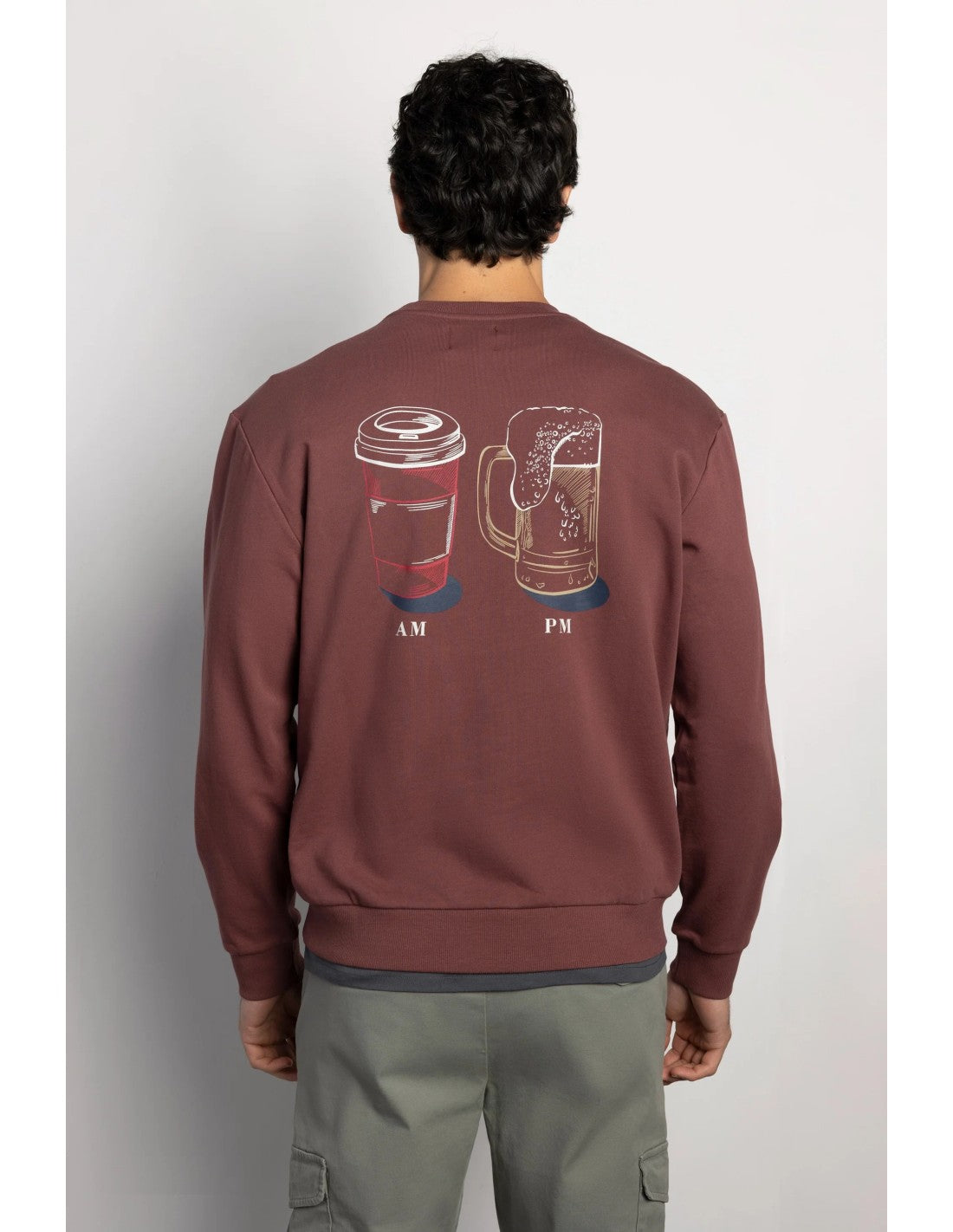 Sudadera Boston AM PM Granate Claro, modelo vista trasera