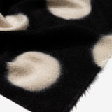 Bufanda TIFFOSI Angelic A negra de lunares, detalle del tejido y del estampado