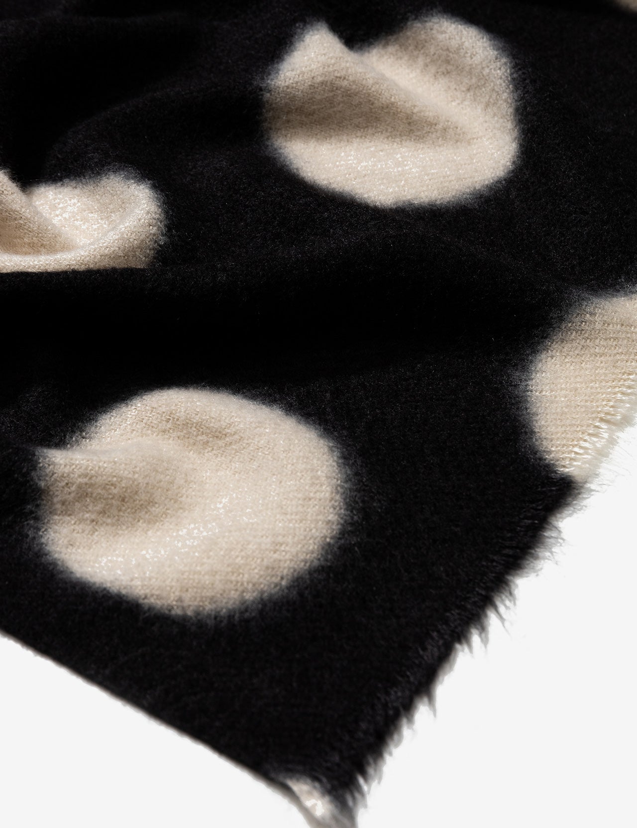 Bufanda TIFFOSI Angelic A negra de lunares, detalle del tejido y del estampado