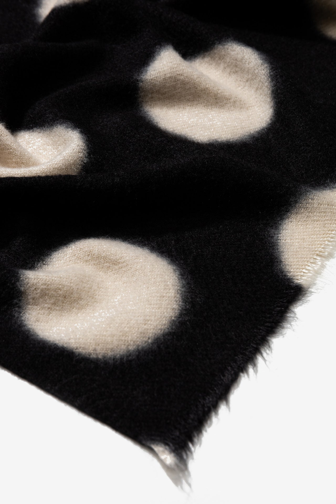 Bufanda TIFFOSI Angelic A negra de lunares, detalle del tejido y del estampado
