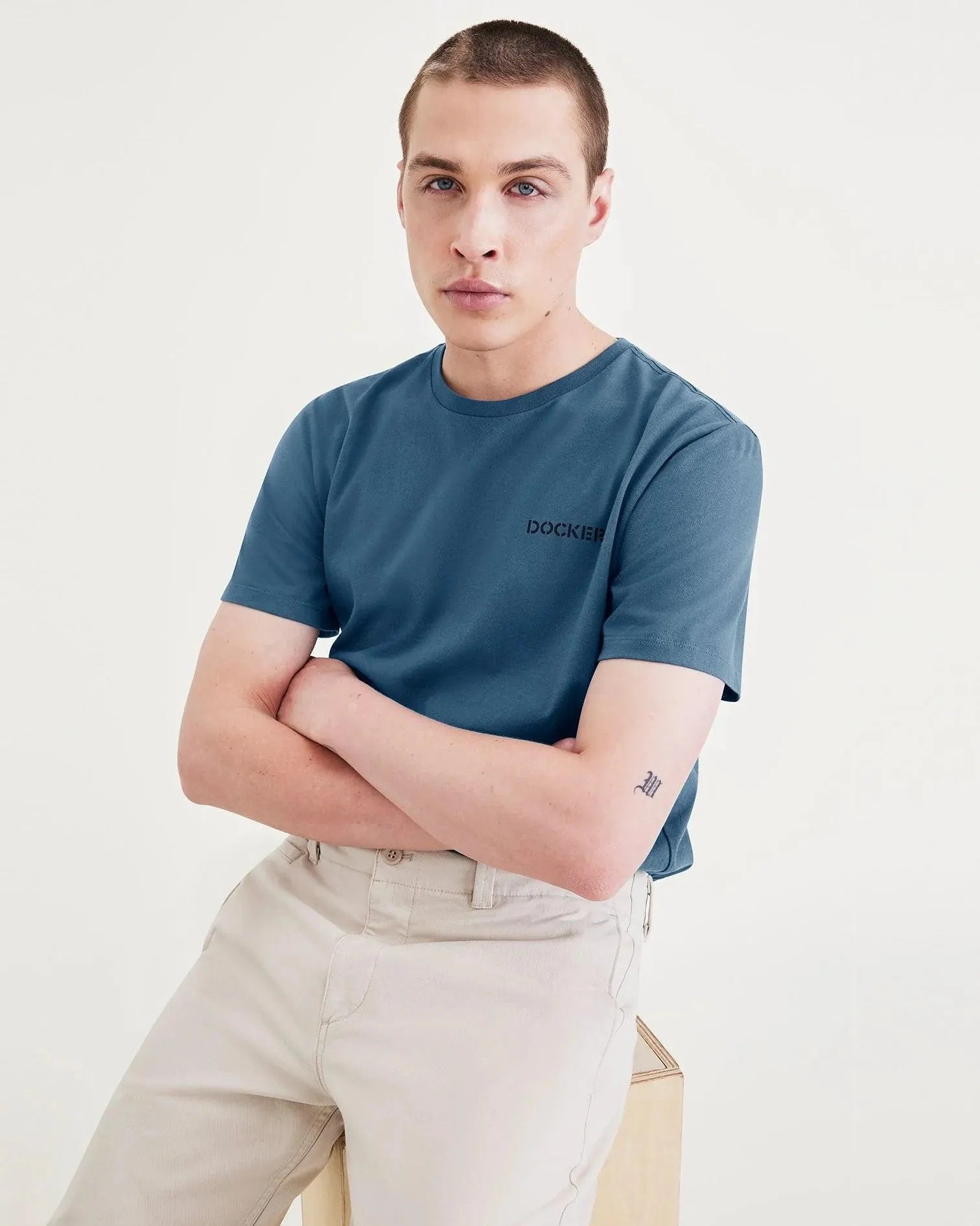 Camiseta Dockers Stencil Logo Blue Fusion - ECRU