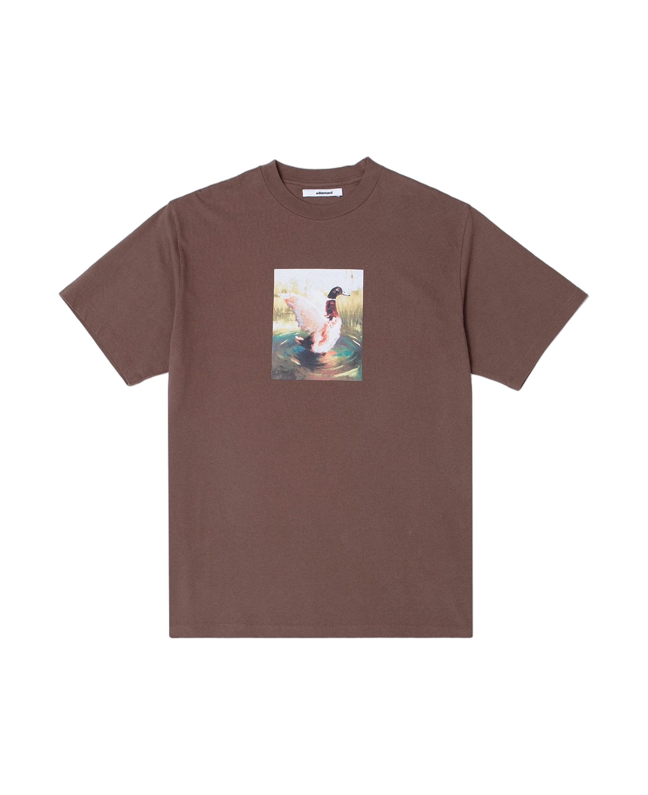 Camiseta EDMMOND STUDIOS Tour Chocolate — vista frontal, fondo transparente