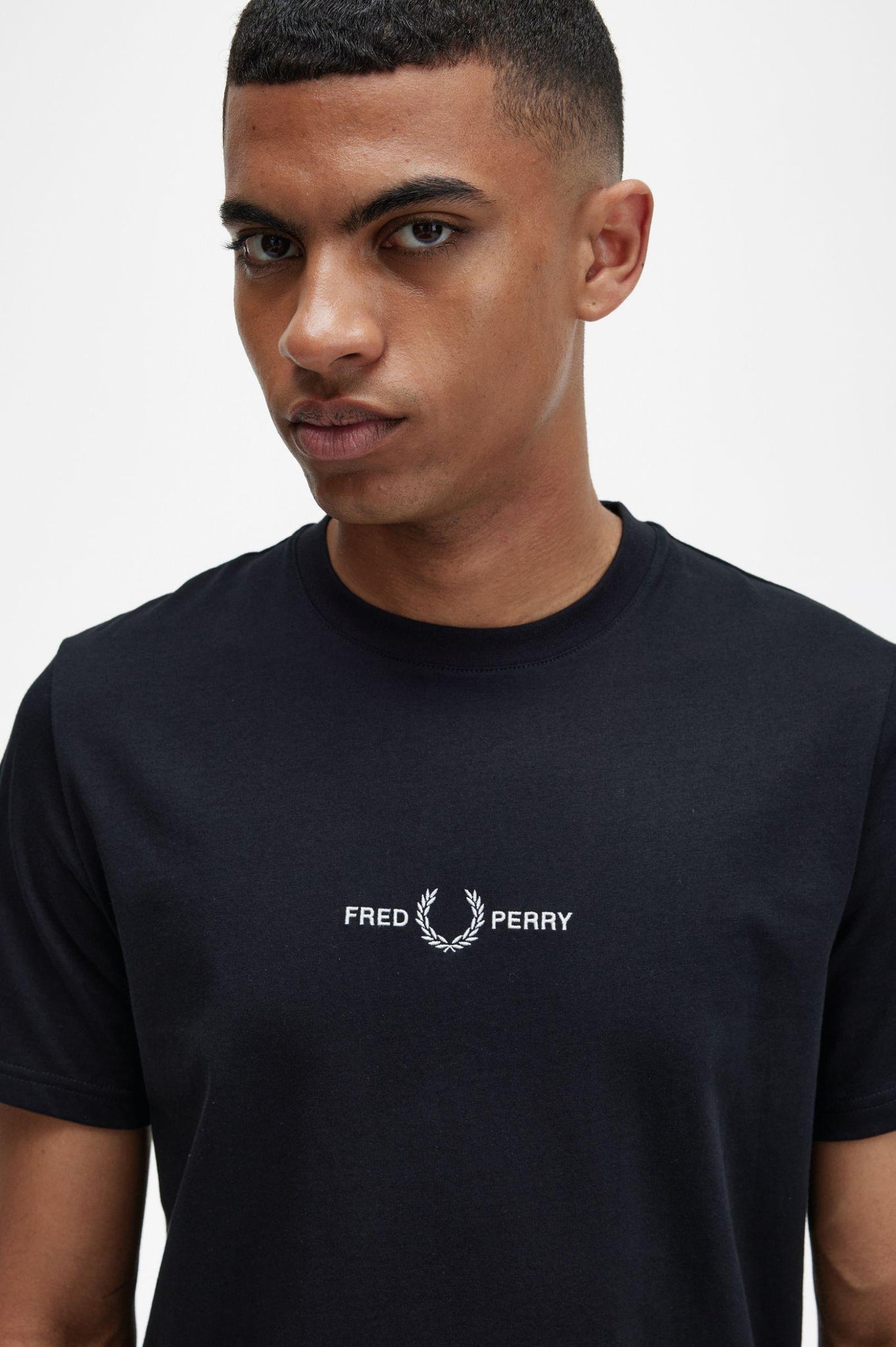 Camiseta Fred Perry Bordada M4580 Negra - ECRU