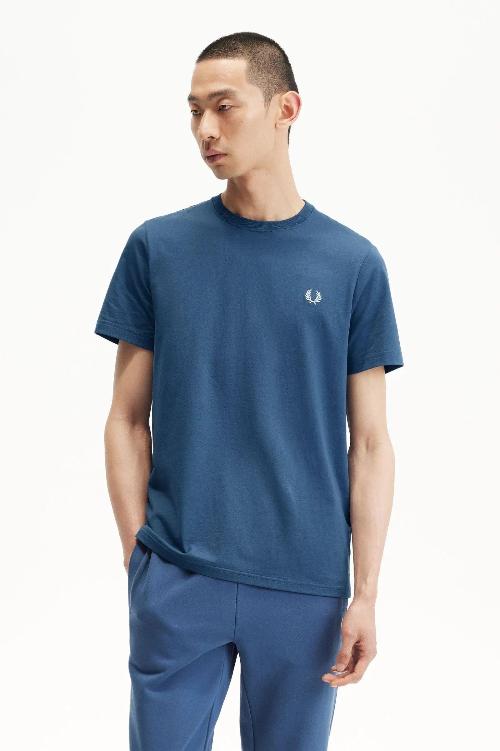 Camiseta Fred Perry M1600 Azul Medianoche - ECRU