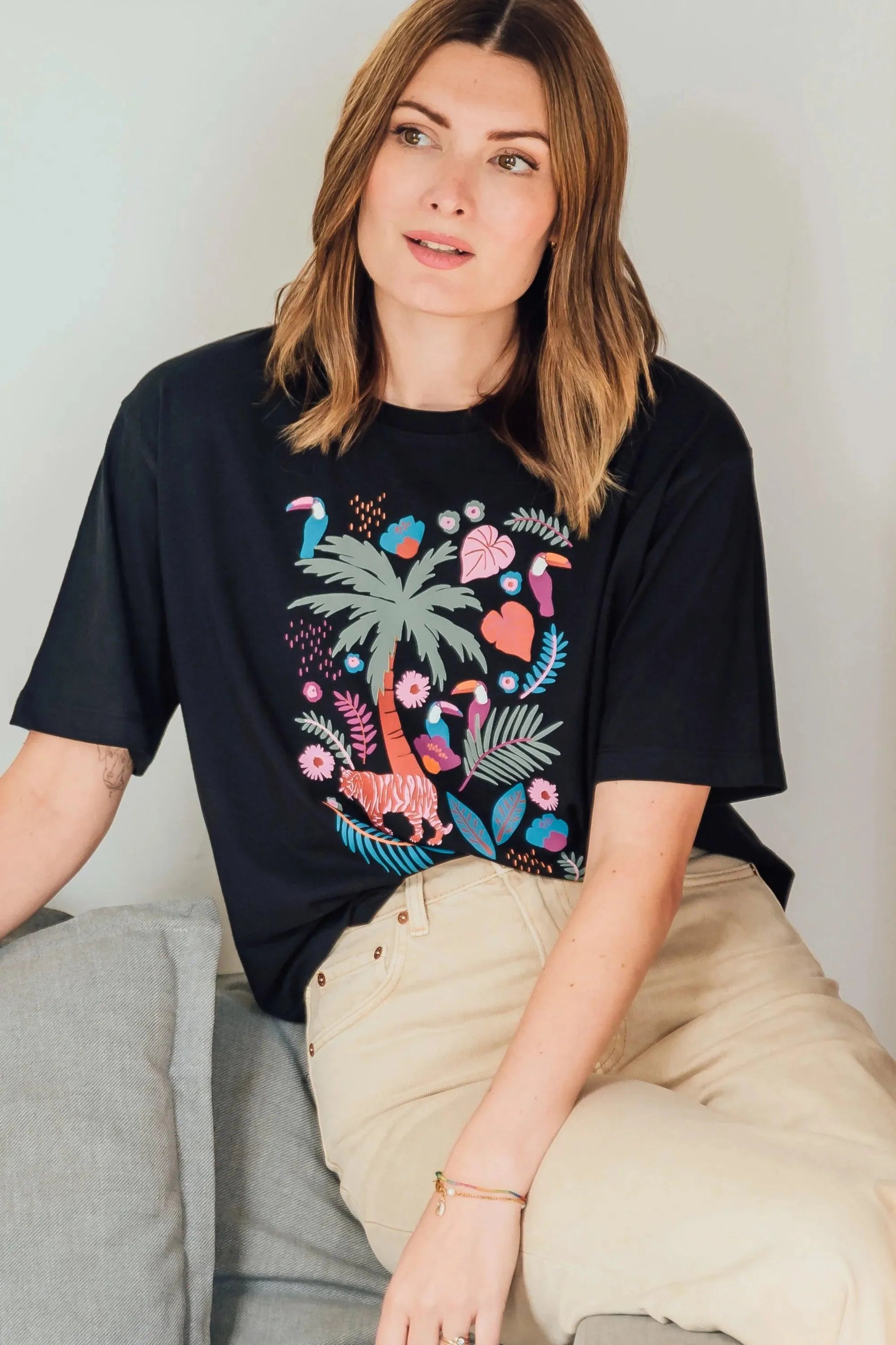 Camiseta Sugarhill Kinsley Relaxed Black Tigers & Toucans - ECRU