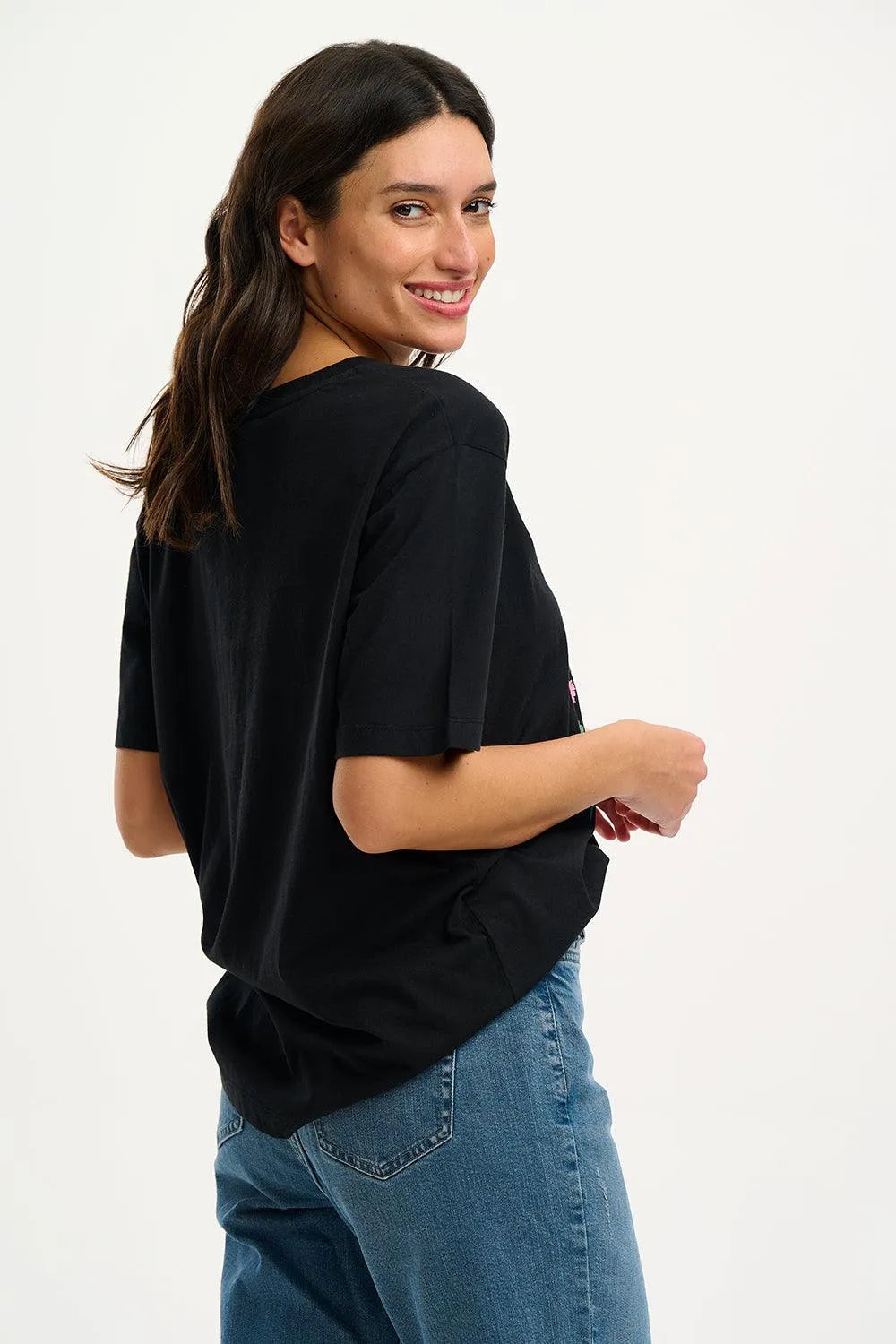 Camiseta Sugarhill Kinsley Relaxed Black Tigers & Toucans - ECRU