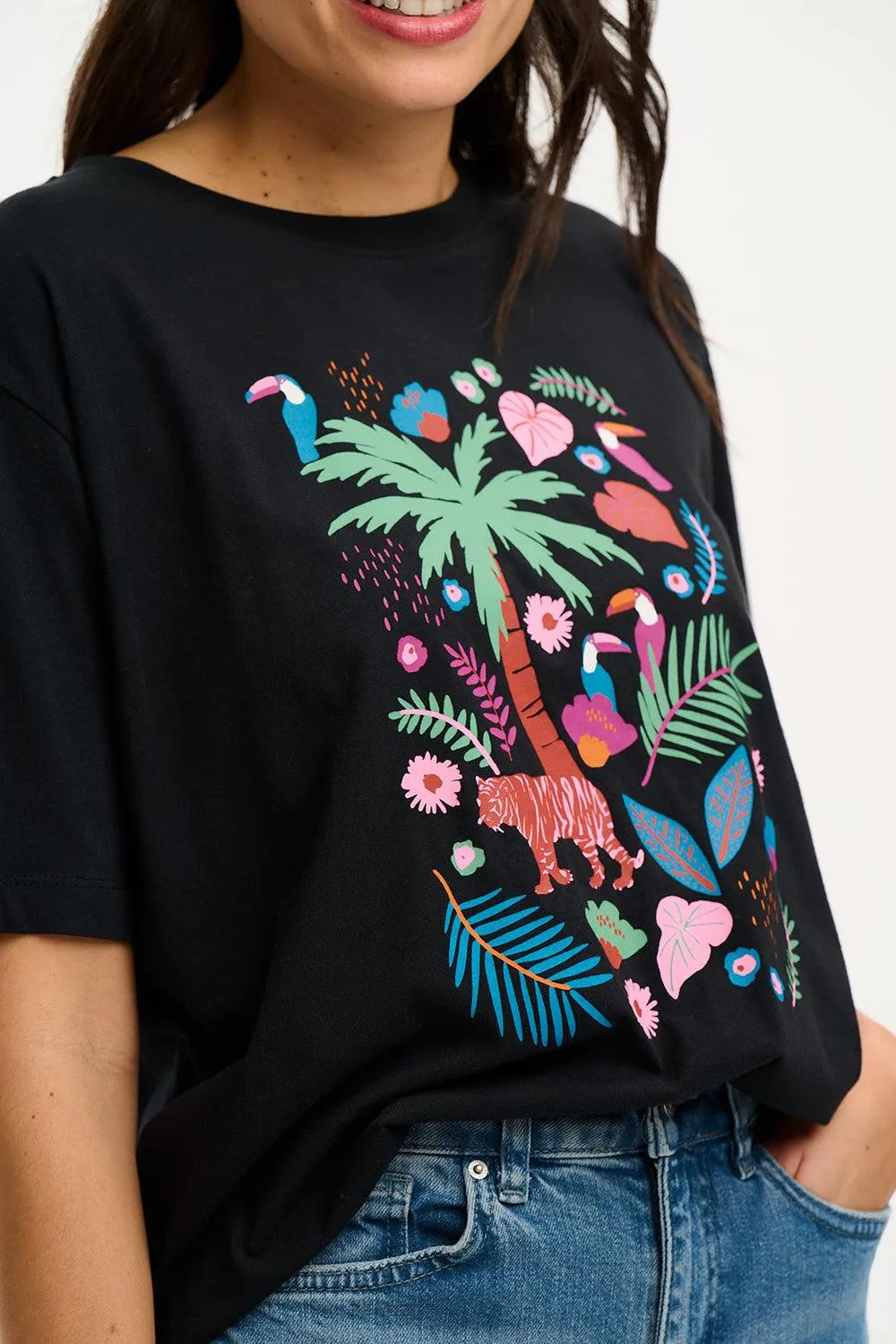 Camiseta Sugarhill Kinsley Relaxed Black Tigers & Toucans - ECRU