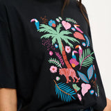 Camiseta Sugarhill Kinsley Relaxed Black Tigers & Toucans - ECRU