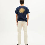 Camiseta Thinking Mu Navy Sol Espalda Curry - ECRU