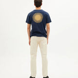 Camiseta Thinking Mu Navy Sol Espalda Curry - ECRU