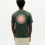 Camiseta Thinking Mu Verde Sol Espalda Coral - ECRU