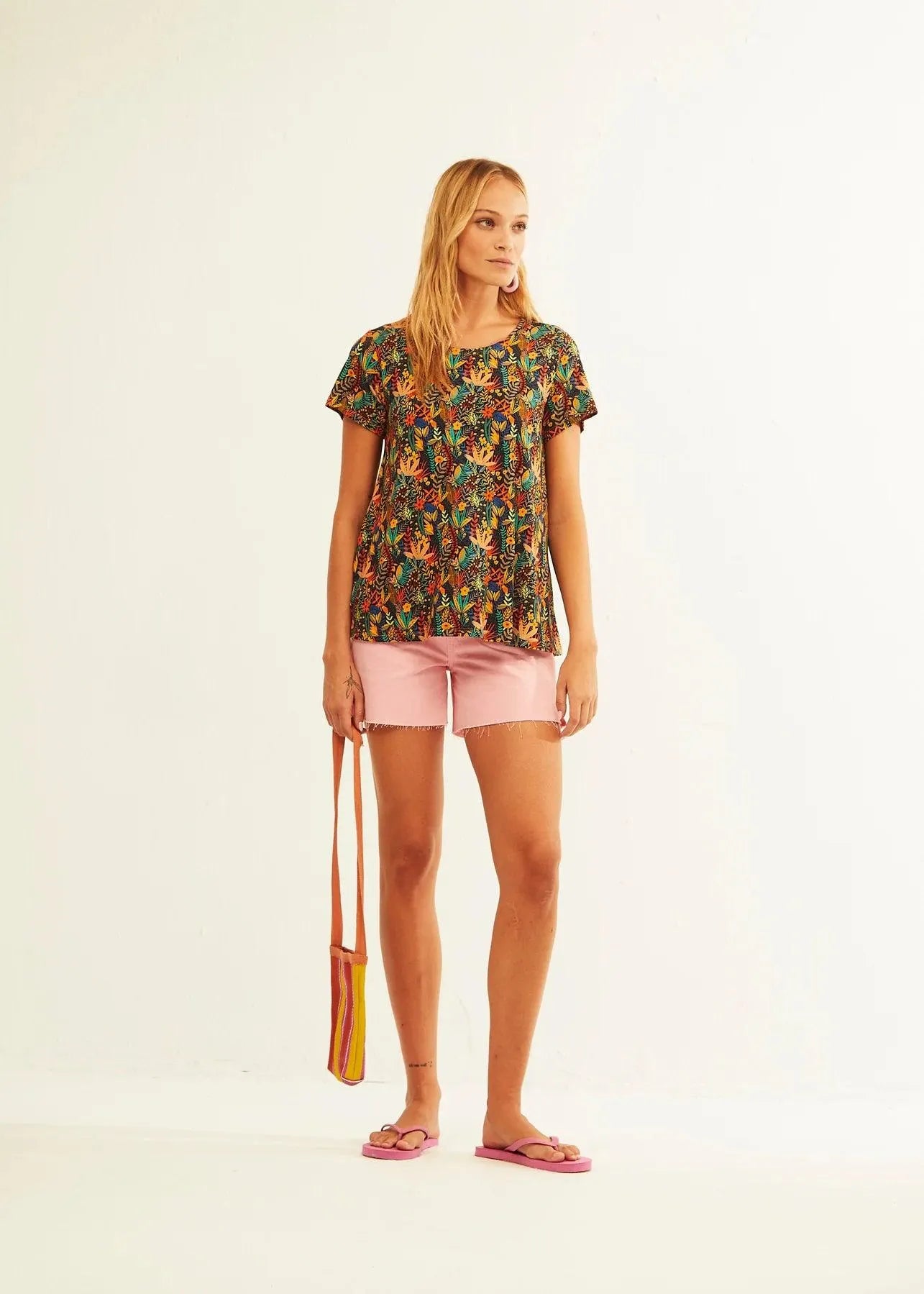 Camiseta Xantik Easy M/C Navy WildFlower - ECRU