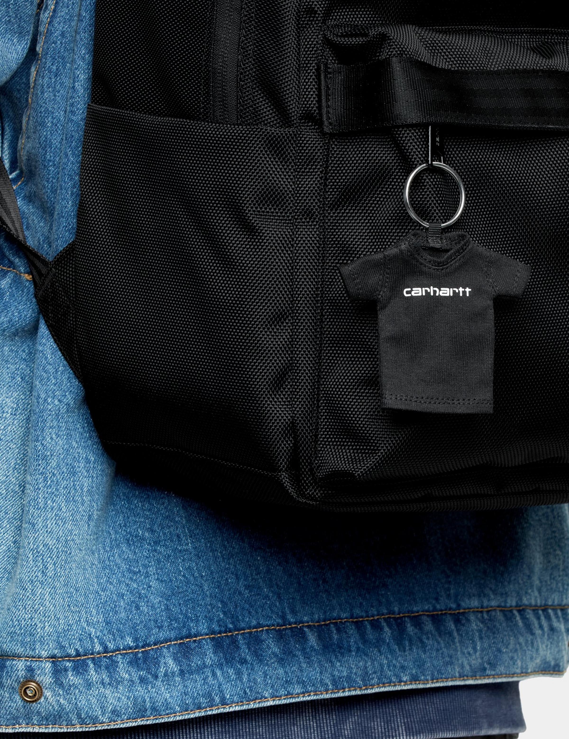 Llavero Carhartt WIP Mini Script T-Shirt Black en uso