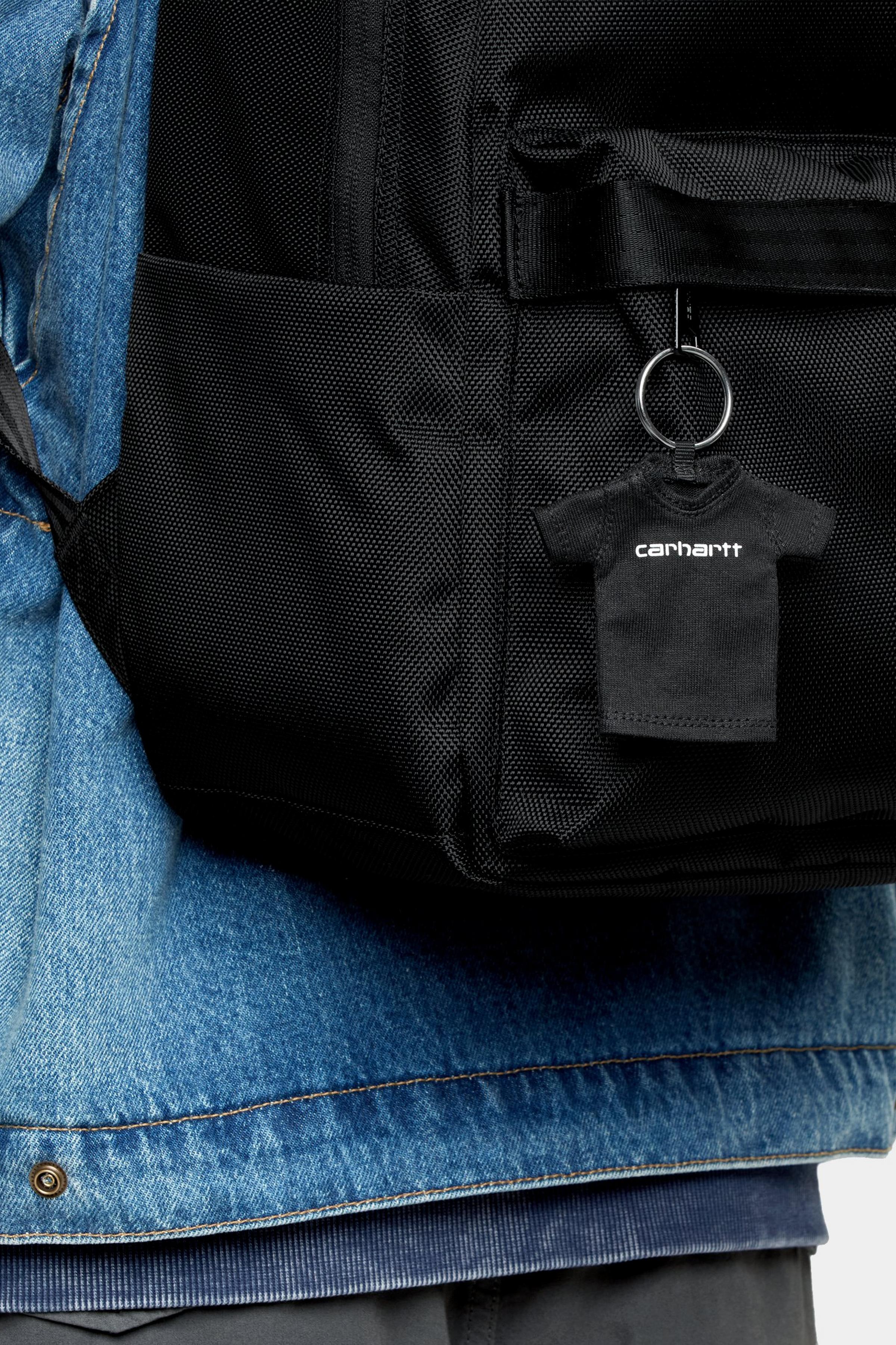Llavero Carhartt WIP Mini Script T-Shirt Black en uso