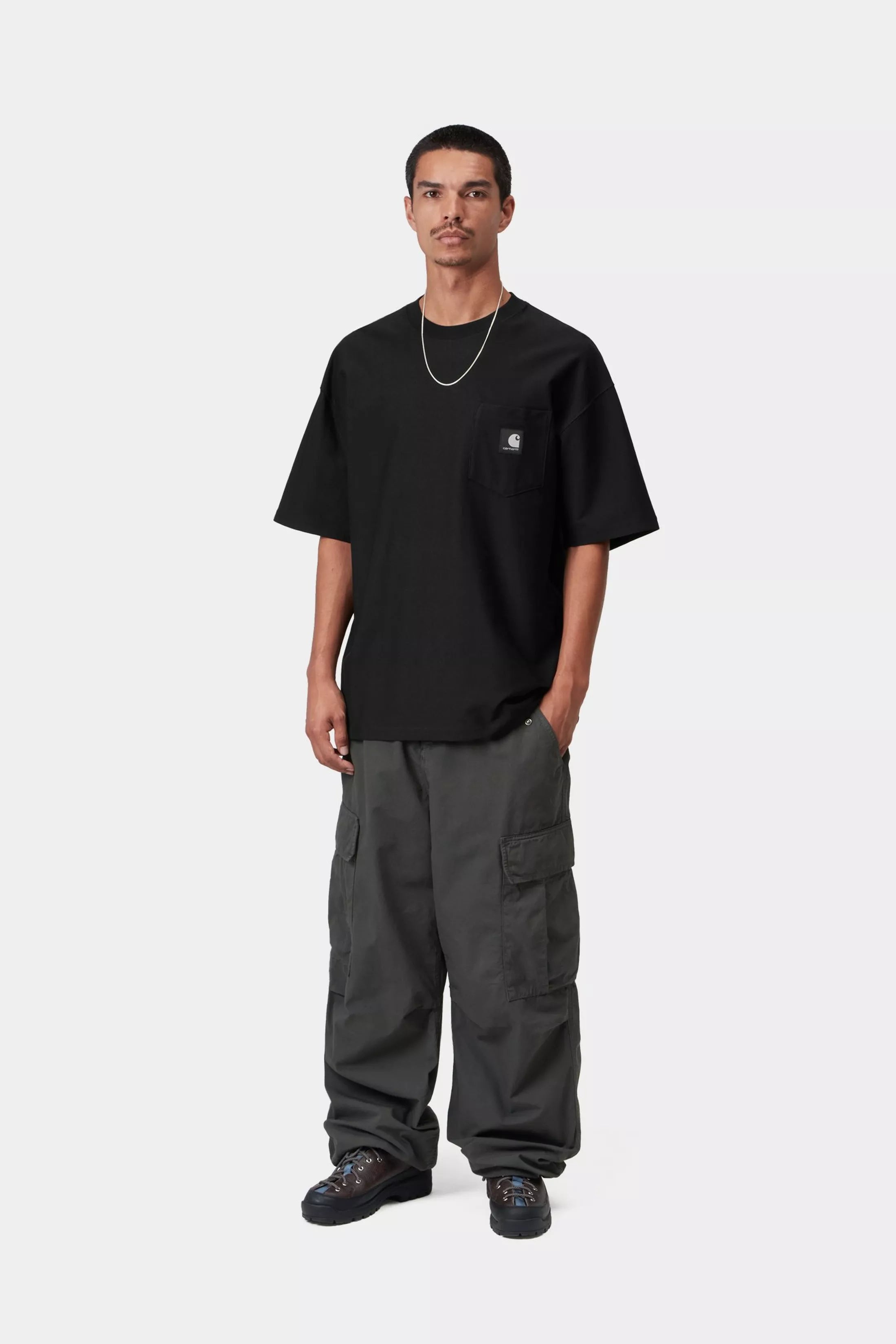 Camiseta Carhartt WIP OG Loose Pocket Black look completo en modelo