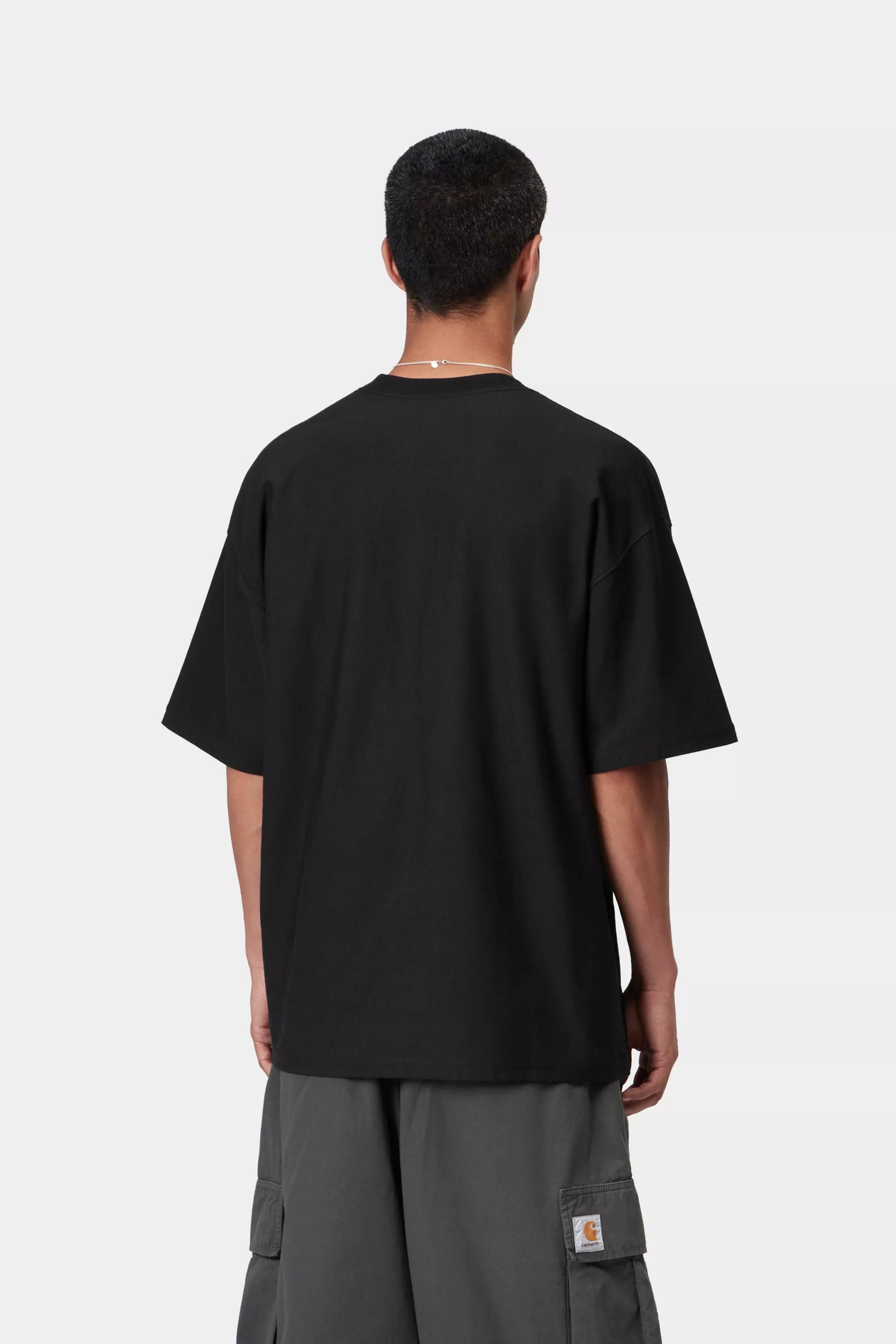 Camiseta Carhartt WIP OG Loose Pocket Black vista trasera en modelo