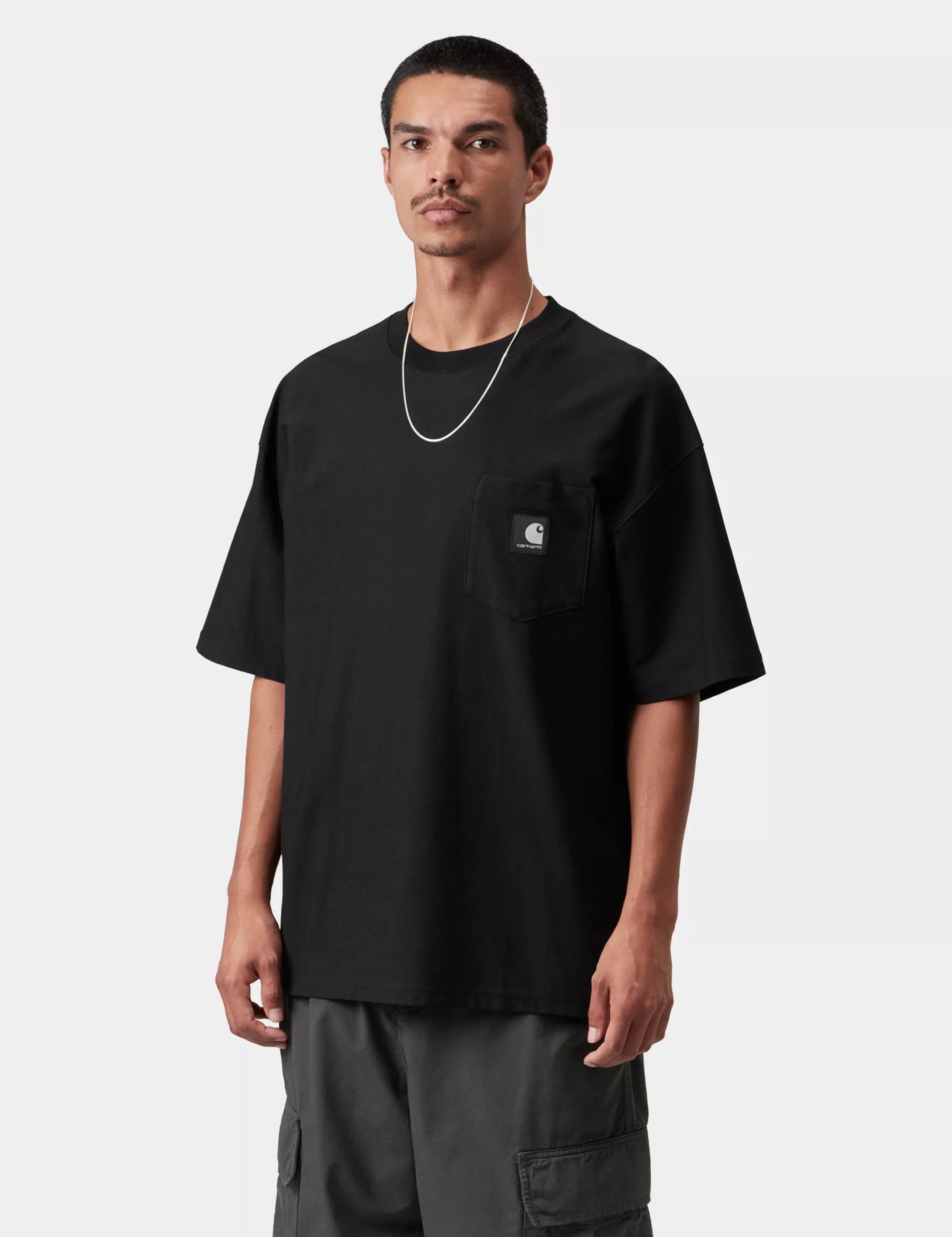 Camiseta Carhartt WIP OG Loose Pocket Black en modelo