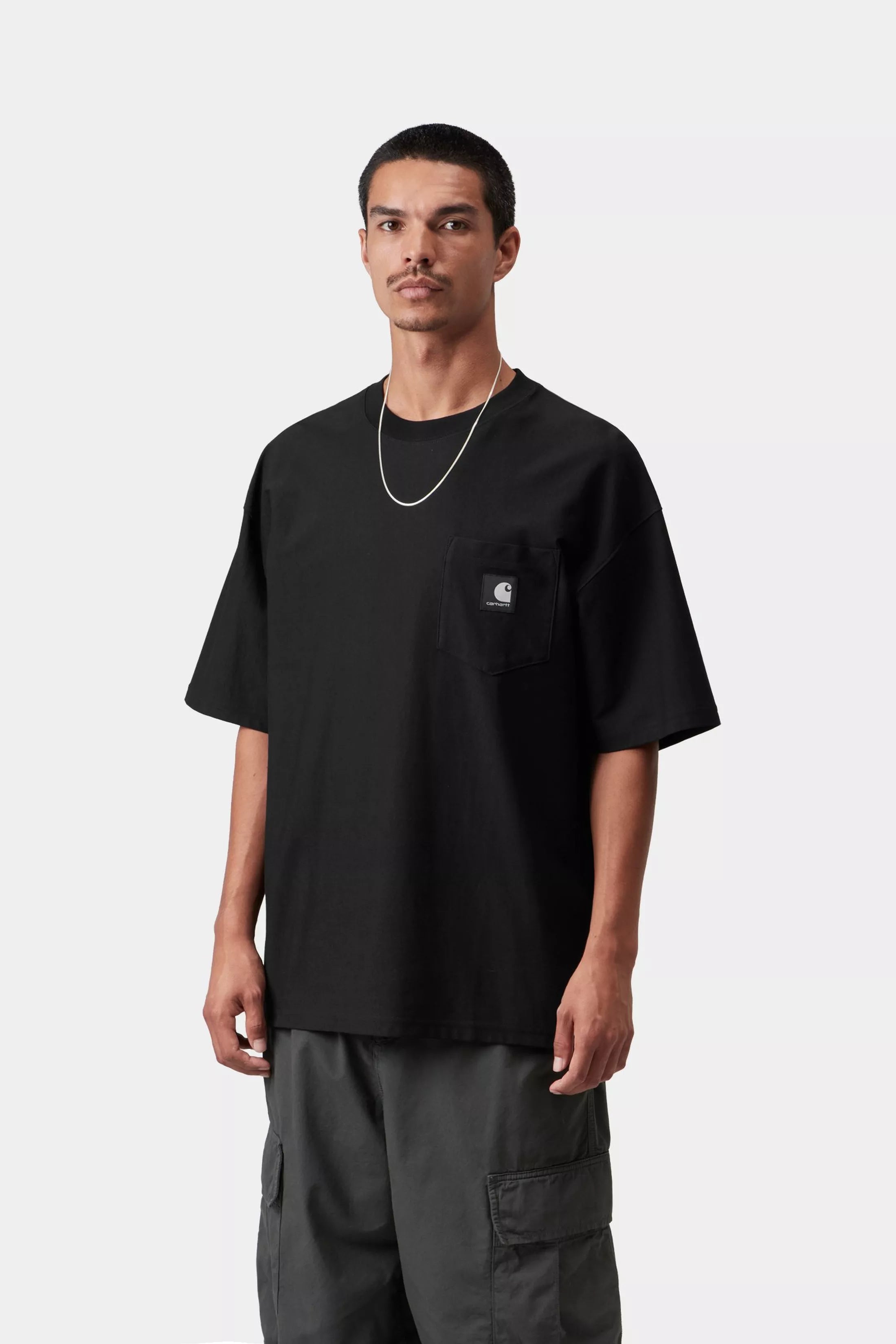 Camiseta Carhartt WIP OG Loose Pocket Black en modelo