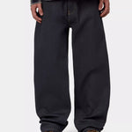 Pantalón Carhartt WIP Payson Blue Rigid en modelo