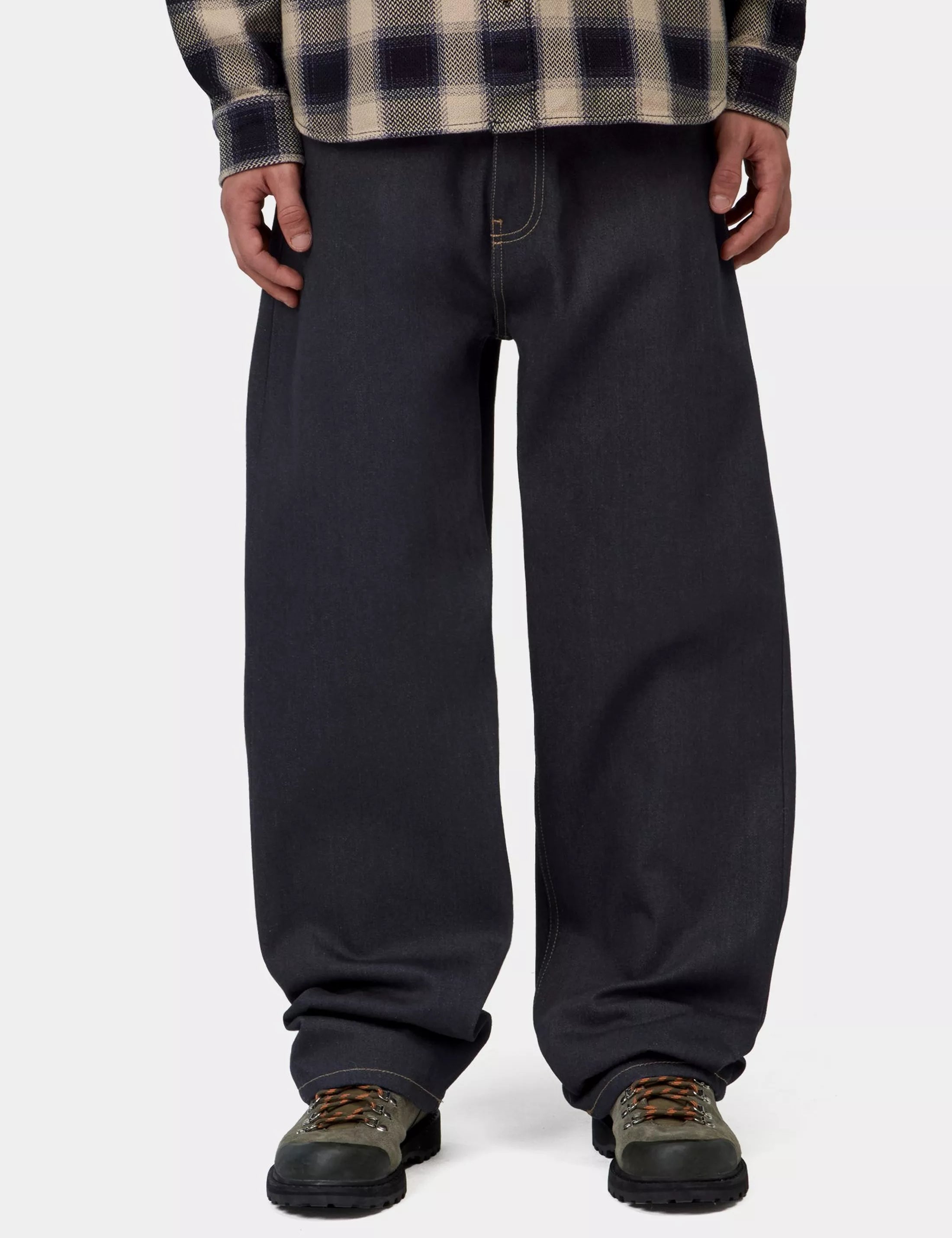 Pantalón Carhartt WIP Payson Blue Rigid en modelo