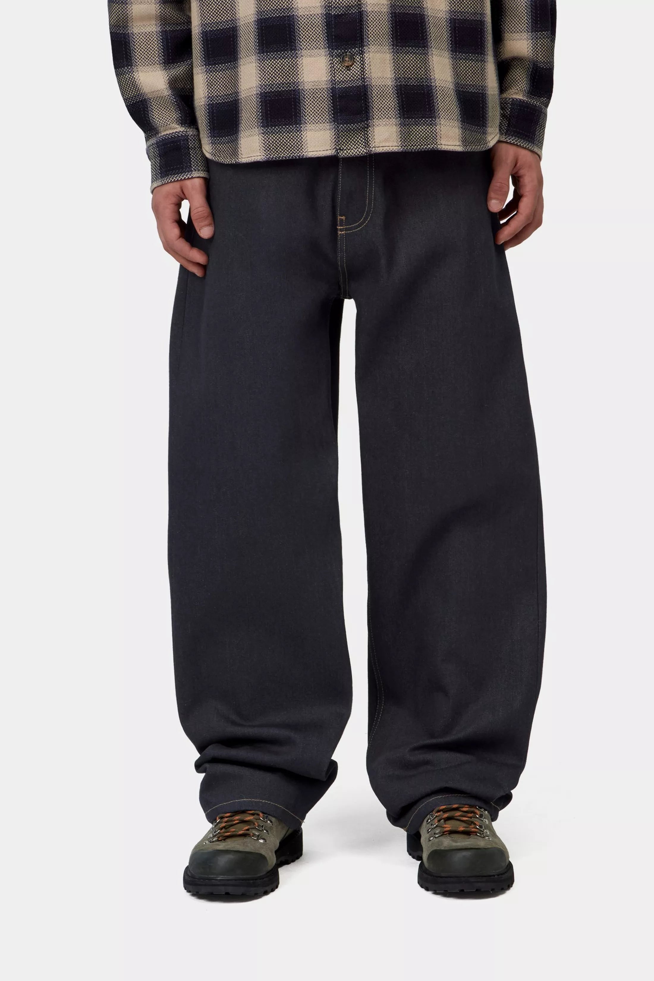 Pantalón Carhartt WIP Payson Blue Rigid en modelo