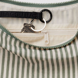 Bolso BAGGU Medium Nylon Crescent Sage Stripe