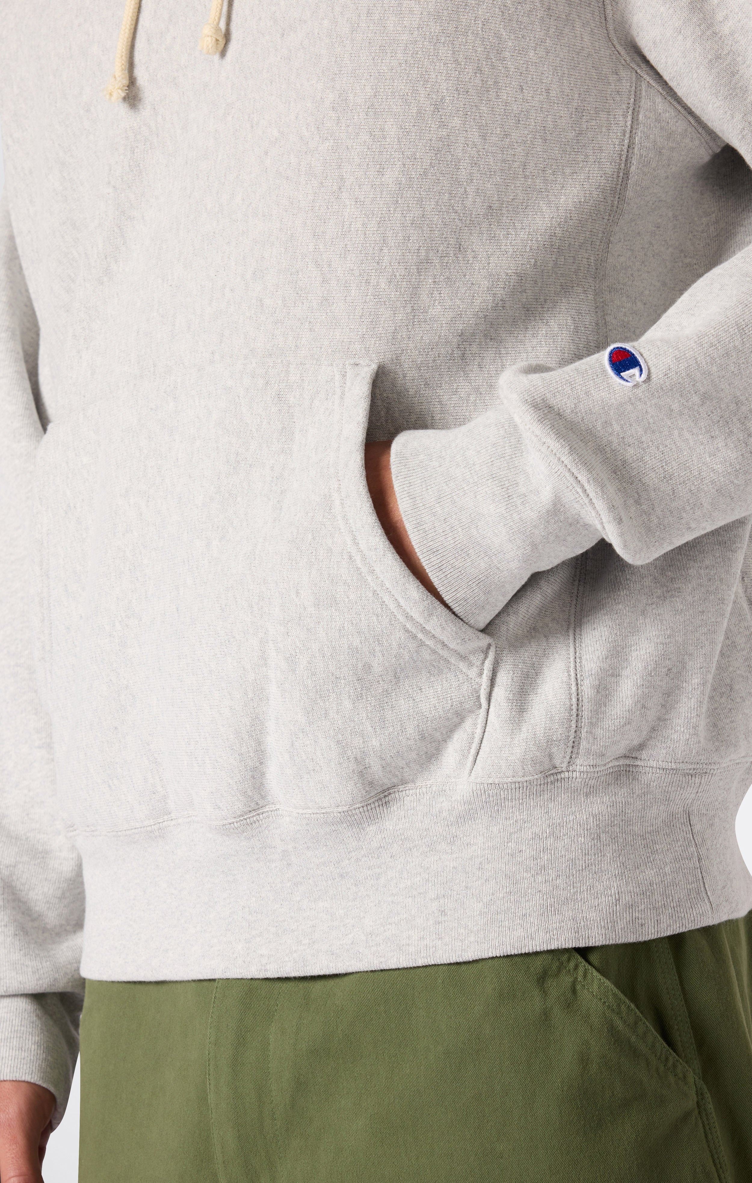 Sudadera CHAMPION Reverse Weave Light Grey detalle