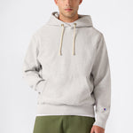 Sudadera CHAMPION Reverse Weave Light Grey look completo