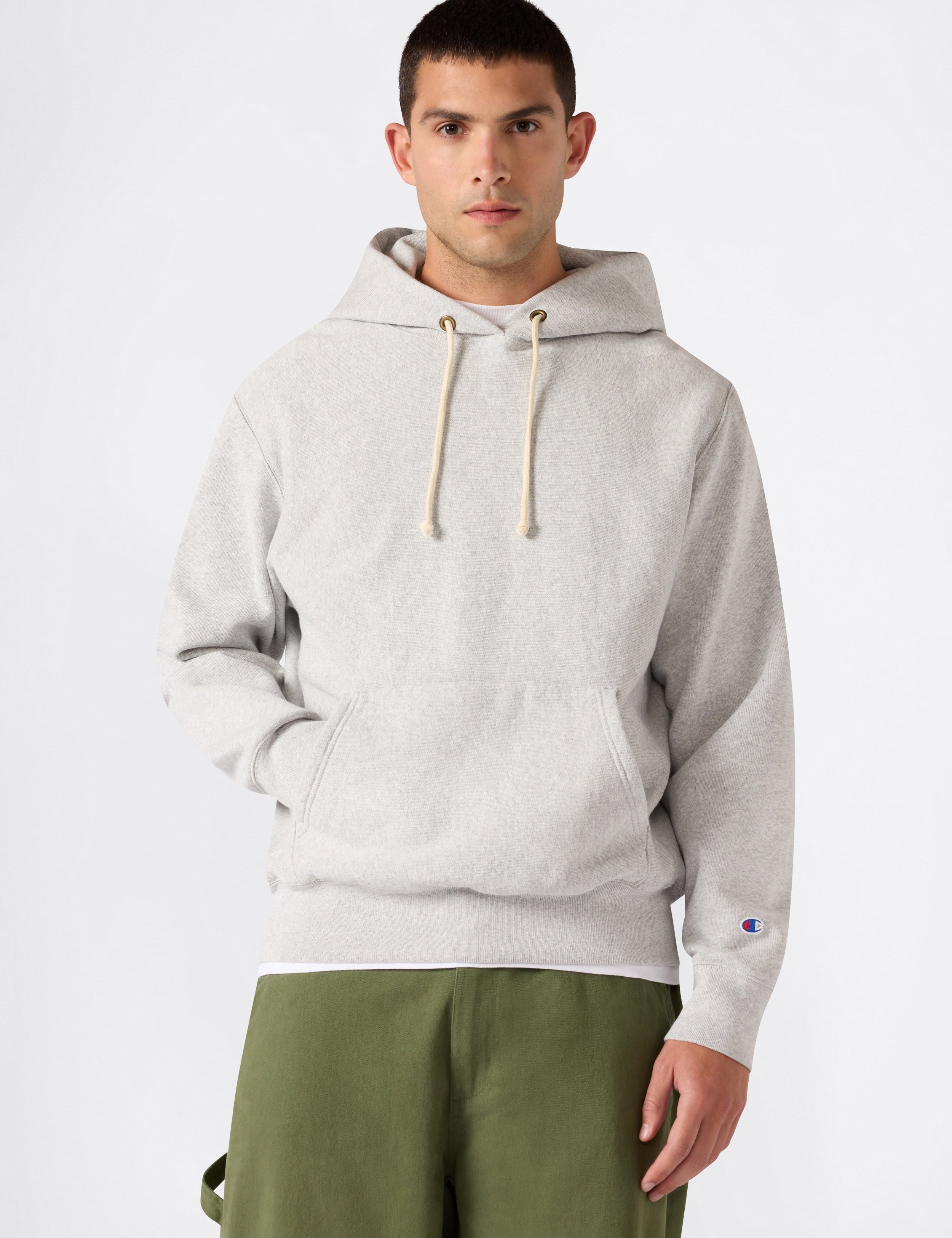 Sudadera CHAMPION Reverse Weave Light Grey look completo