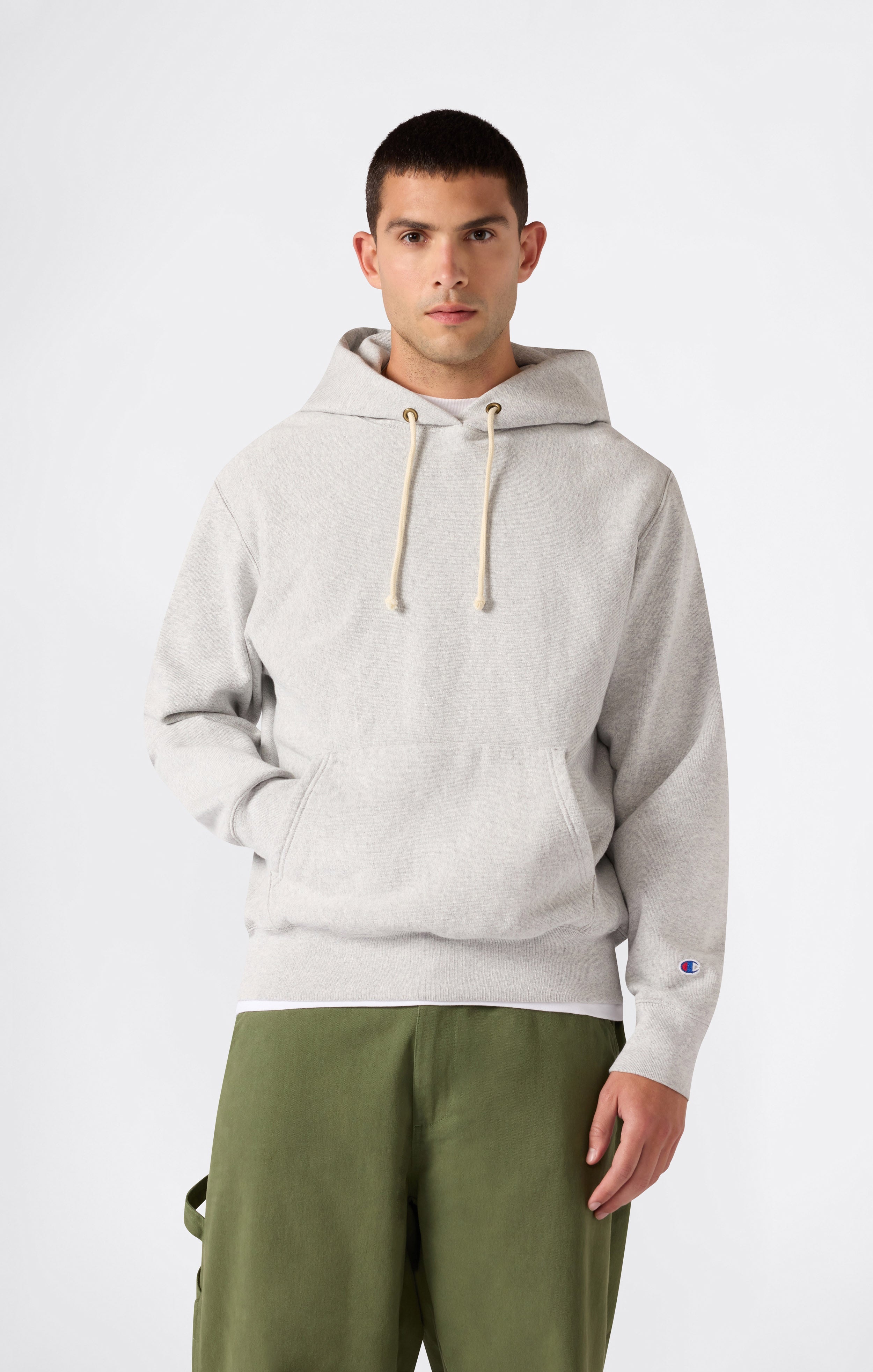 Sudadera CHAMPION Reverse Weave Light Grey look completo
