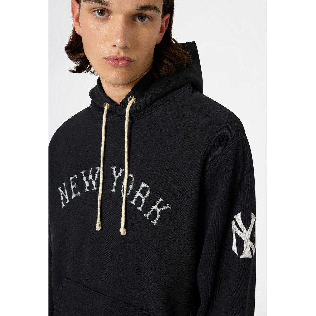 Sudadera CHAMPION Yankees Black detalle frontal