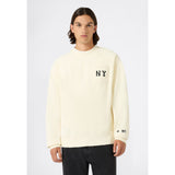 Sudadera CHAMPION Yankees Antique White puesta vista frontal