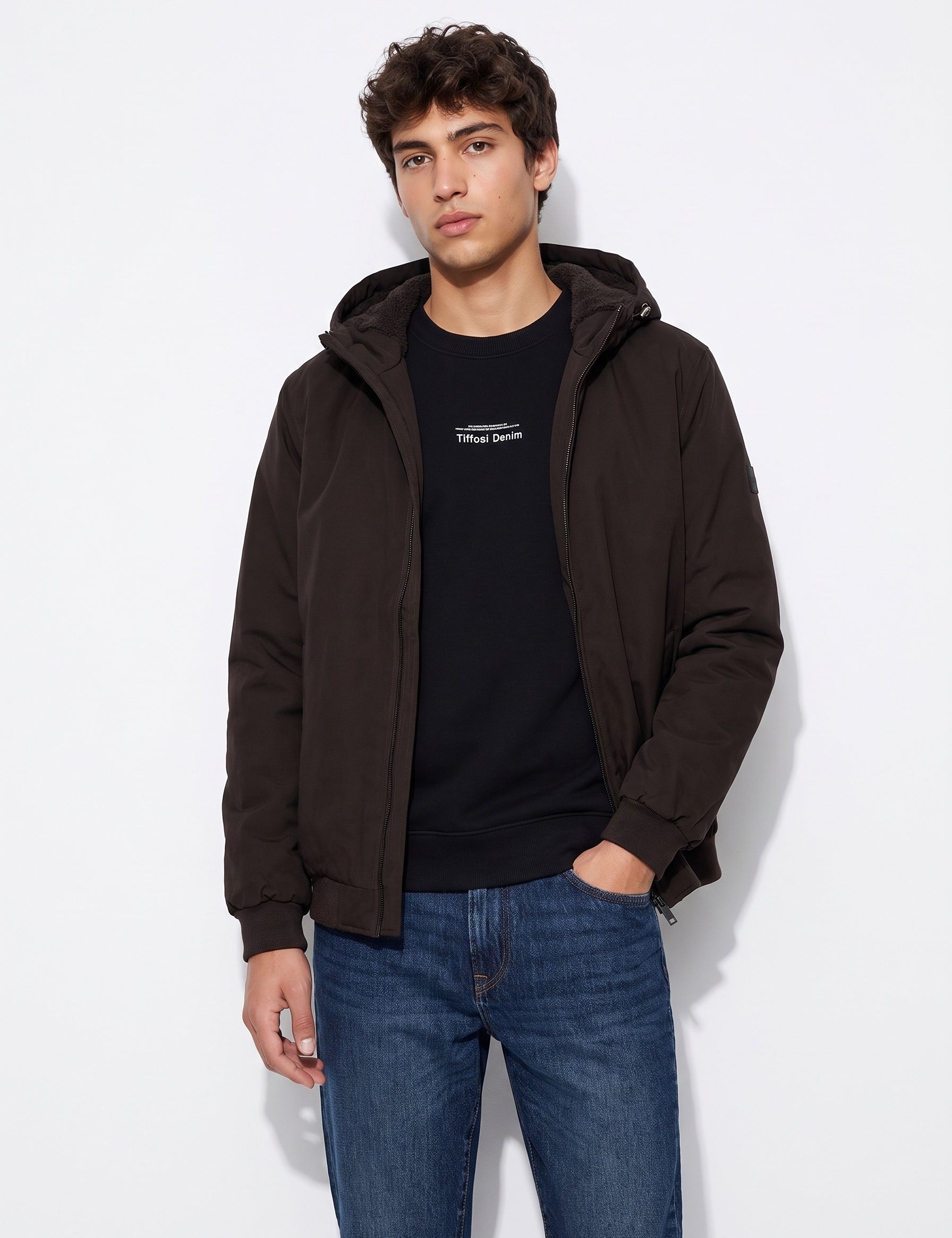 Chaqueta con capucha TIFFOSI Belcher marrón oscuro — frontal con modelo