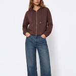 Chaqueta con capucha TIFFOSI Pam marrón — frontal con modelo