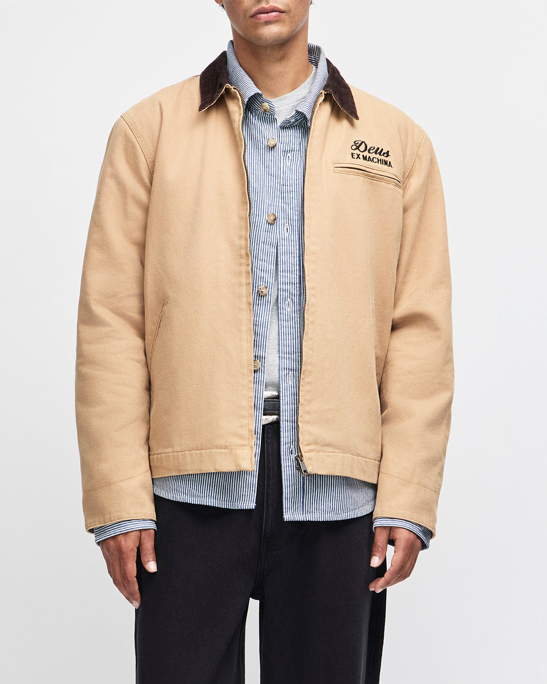 Chaqueta DEUS EX MACHINA Address Workwear Dijon Tan — frontal con modelo