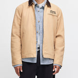 Chaqueta DEUS EX MACHINA Address Workwear Dijon Tan — frontal con modelo