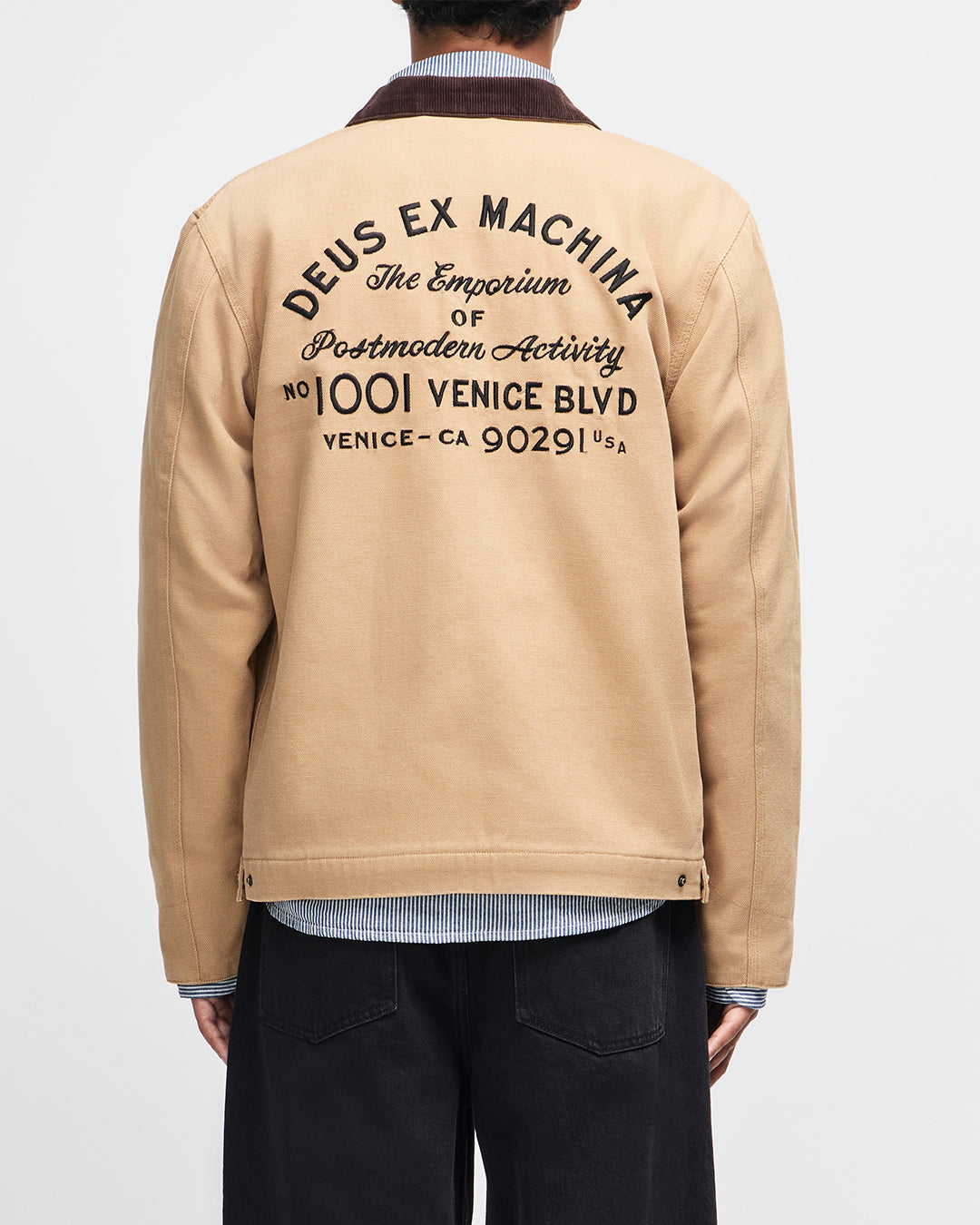 Chaqueta DEUS EX MACHINA Address Workwear Dijon Tan — espalda con modelo