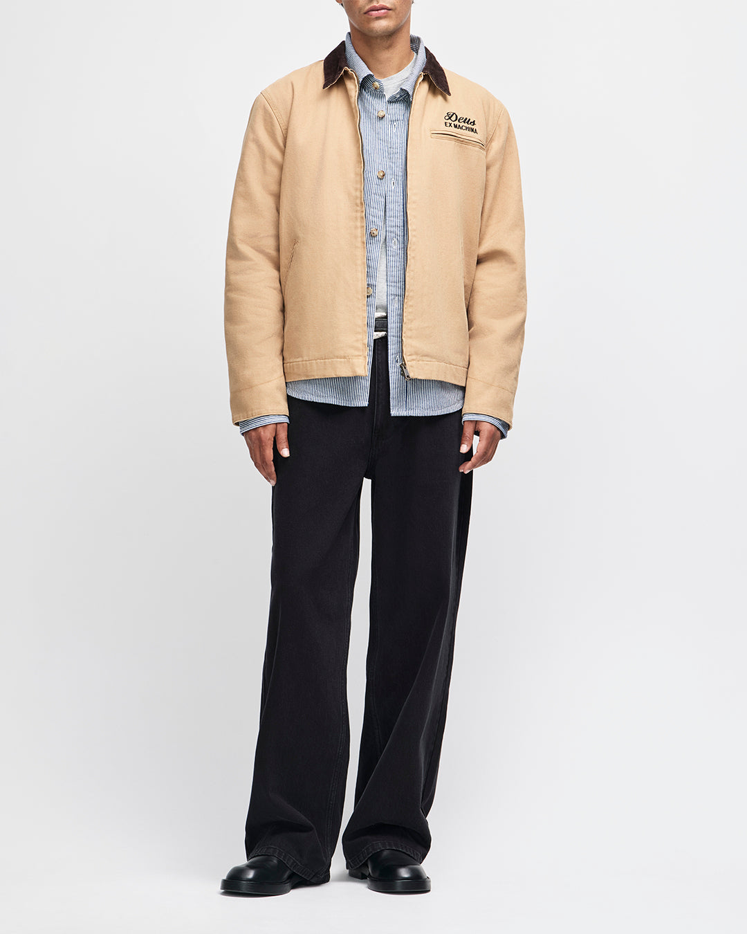 Chaqueta DEUS EX MACHINA Address Workwear Dijon Tan — vista completa con modelo
